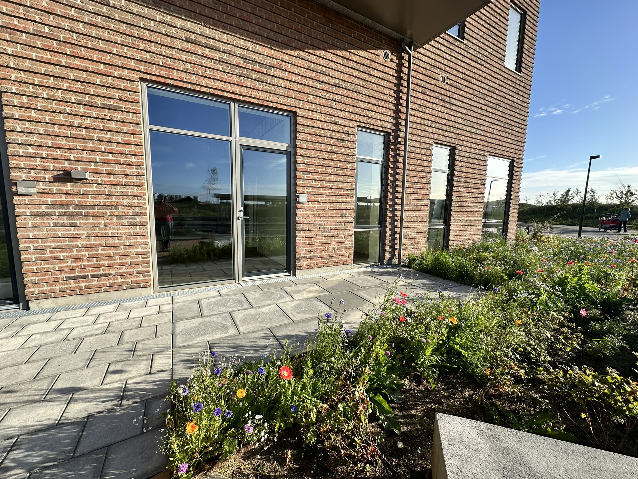 Skøn 2-værelses med terrasse mod fjord og park