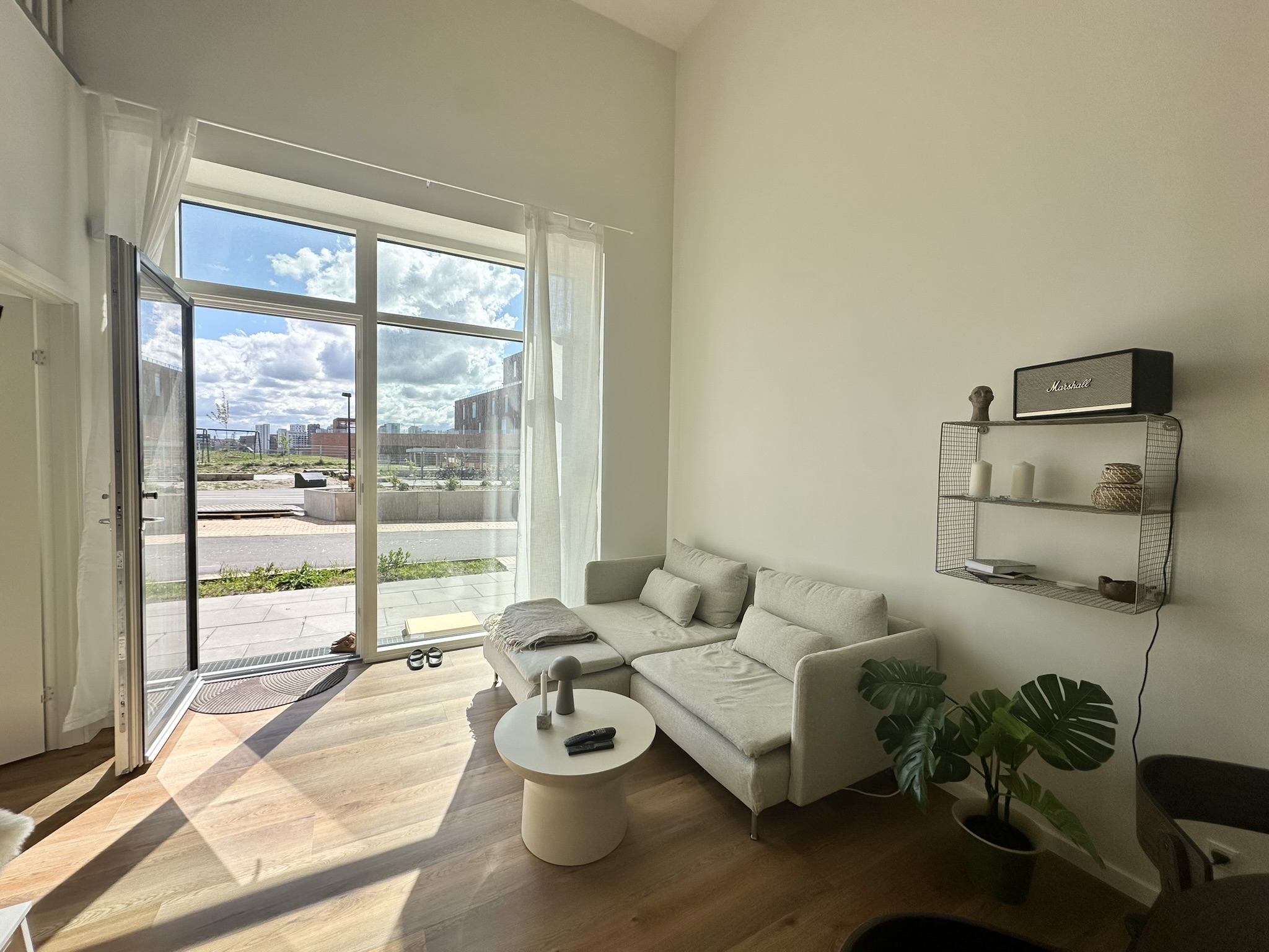 Skøn 2-værelses med terrasse mod fjord og park